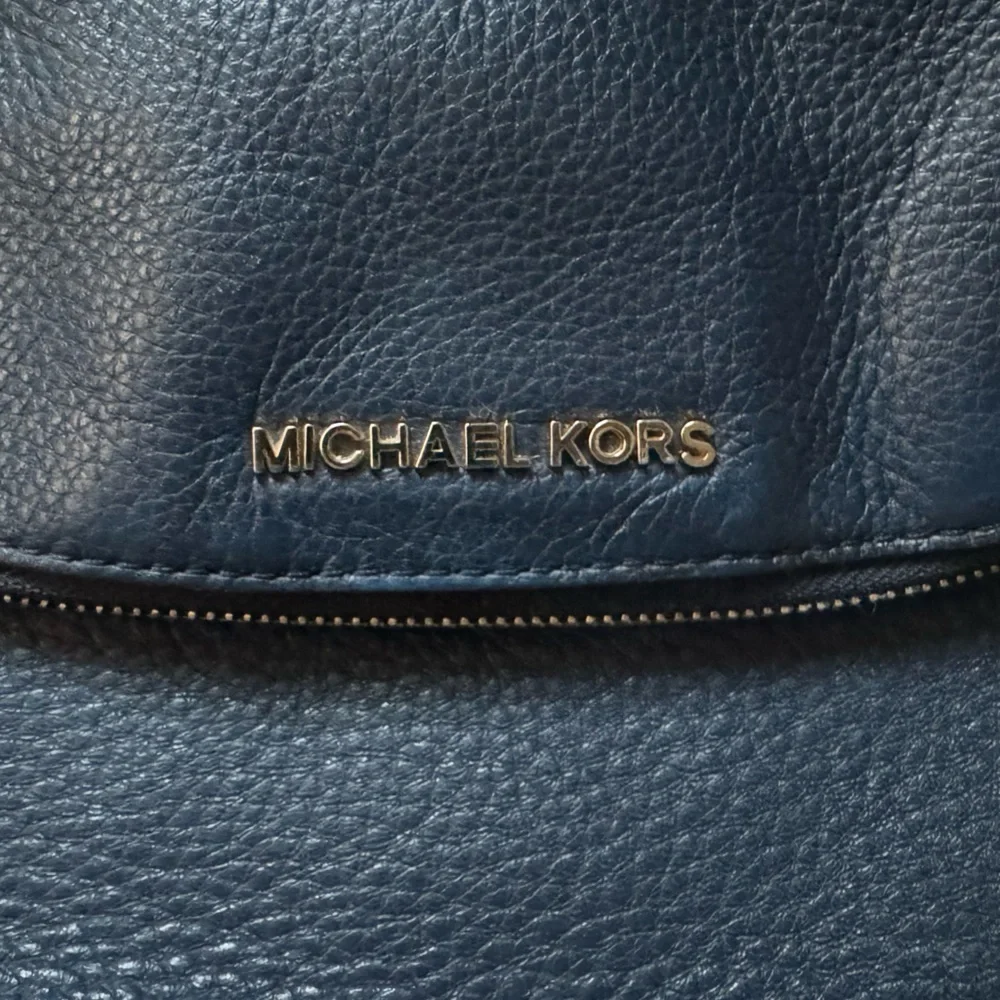 MICHAEL KORS women’s navy blue pebble leather bedford tassel shoulder bag - Picture 10 of 13